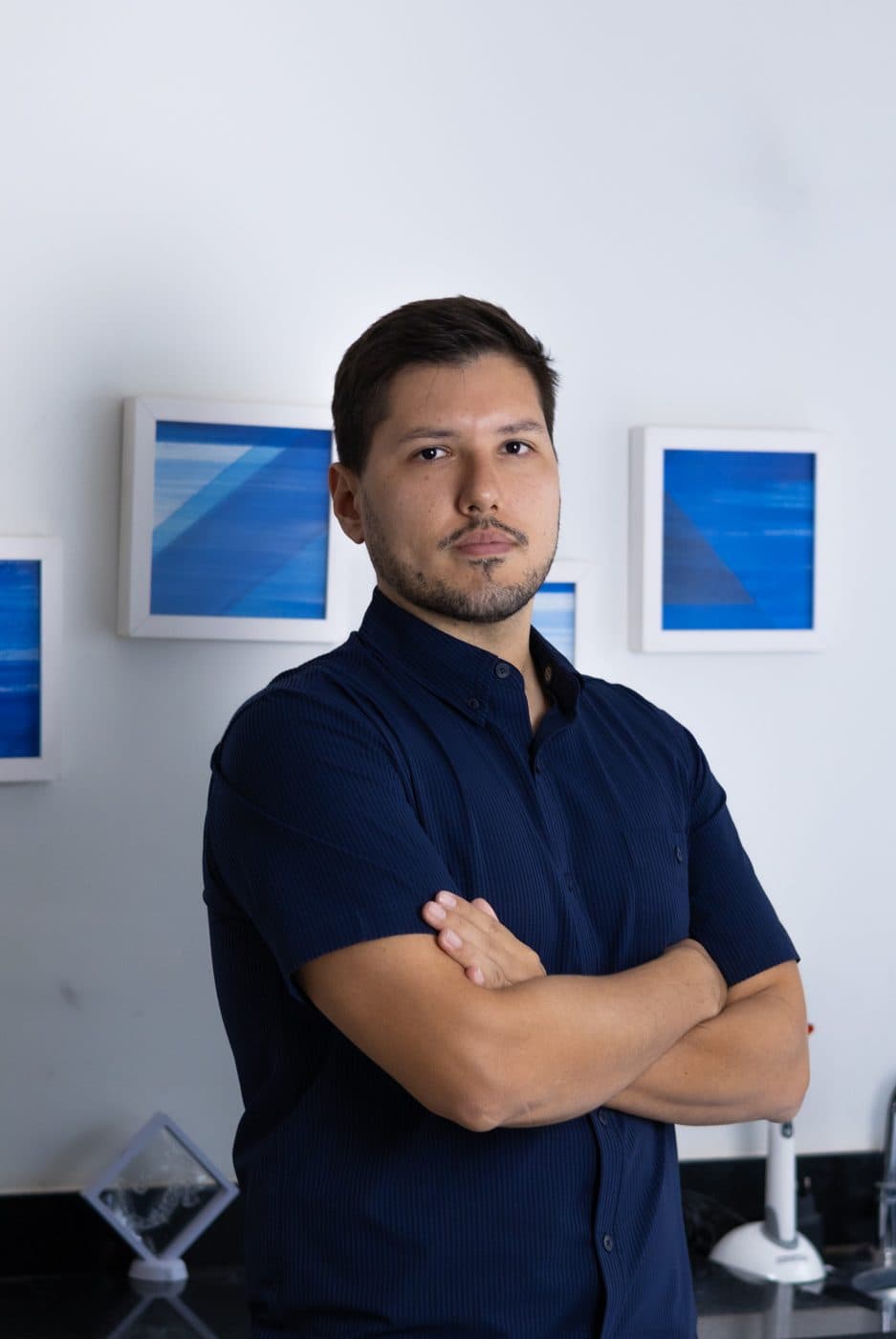 Dr. Murilo Bomfim Alves segurando uma prótese dentária em close
